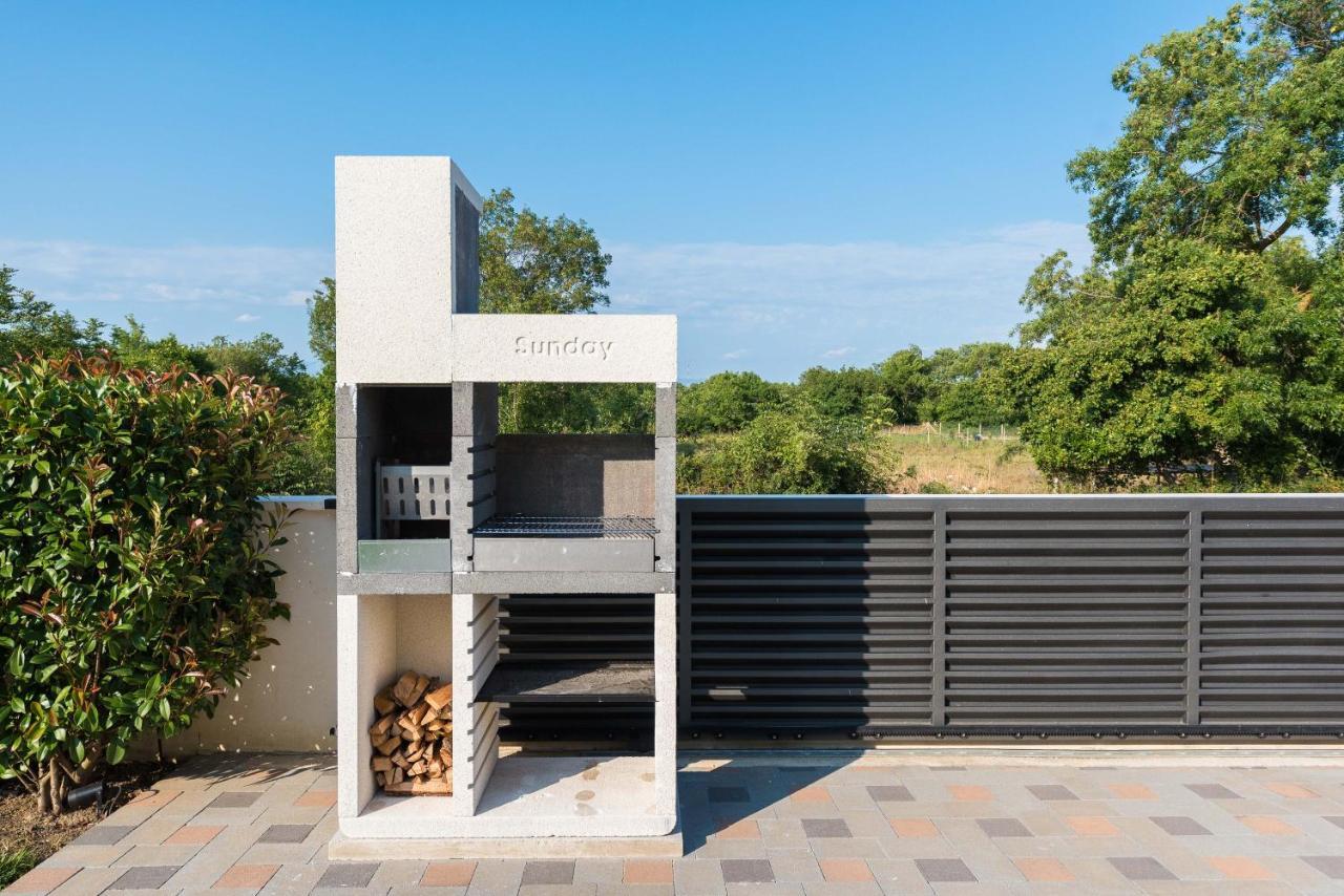 Villa Petra S Bazenom, Rostiljem I Parkingom Zadar Buitenkant foto