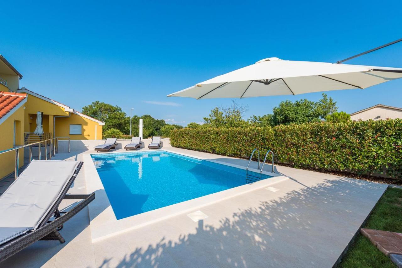 Villa Petra S Bazenom, Rostiljem I Parkingom Zadar Buitenkant foto