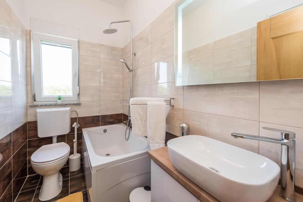 Villa Petra S Bazenom, Rostiljem I Parkingom Zadar Buitenkant foto