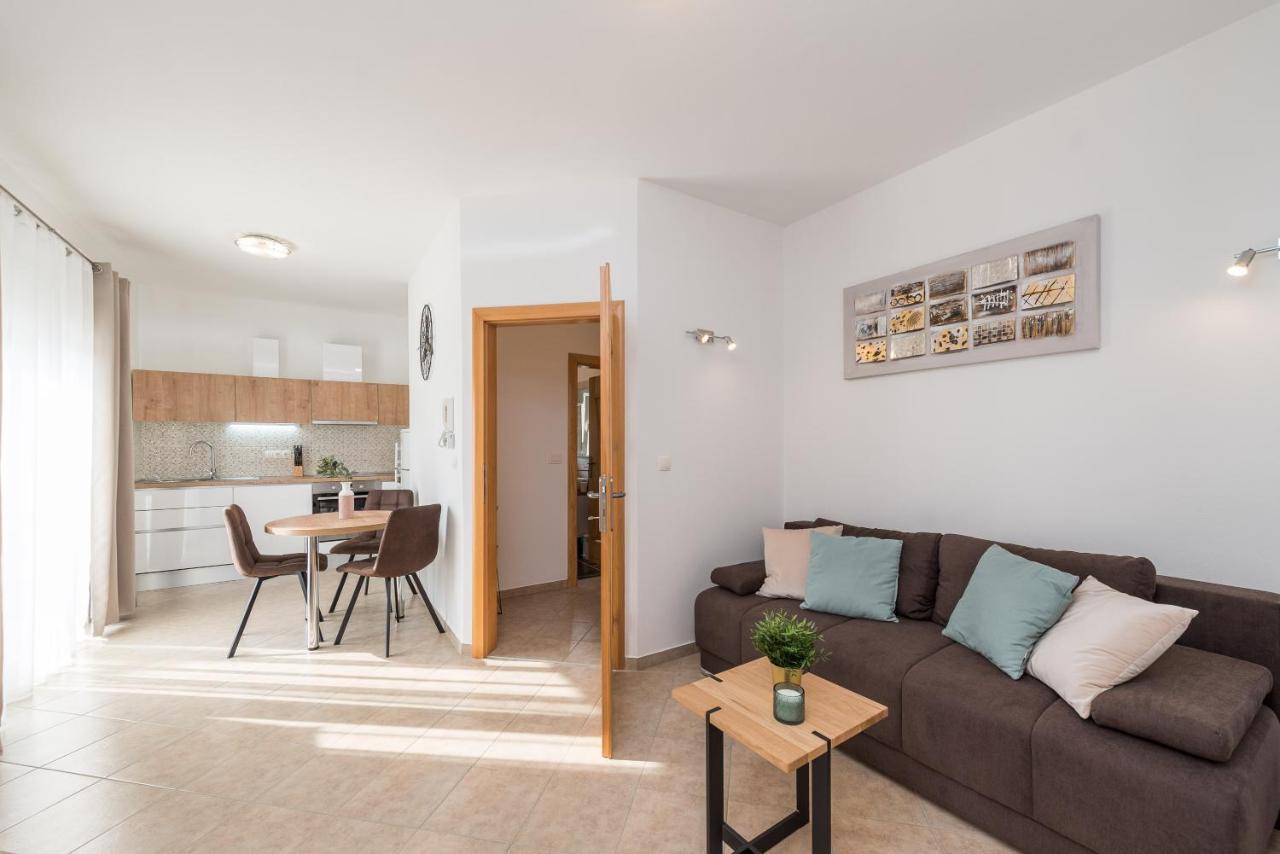 Villa Petra S Bazenom, Rostiljem I Parkingom Zadar Buitenkant foto