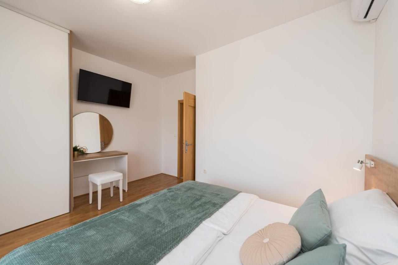 Villa Petra S Bazenom, Rostiljem I Parkingom Zadar Buitenkant foto